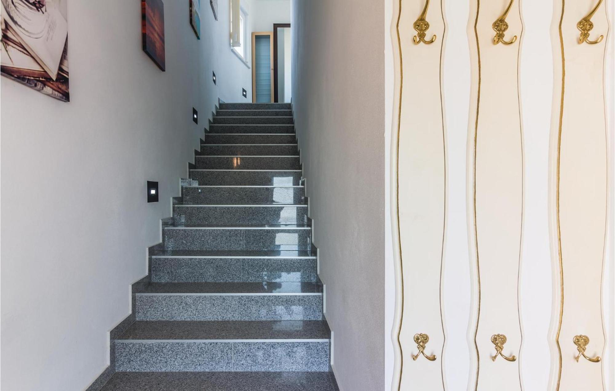 Stunning Apartment In Fazana With House Sea View מראה חיצוני תמונה