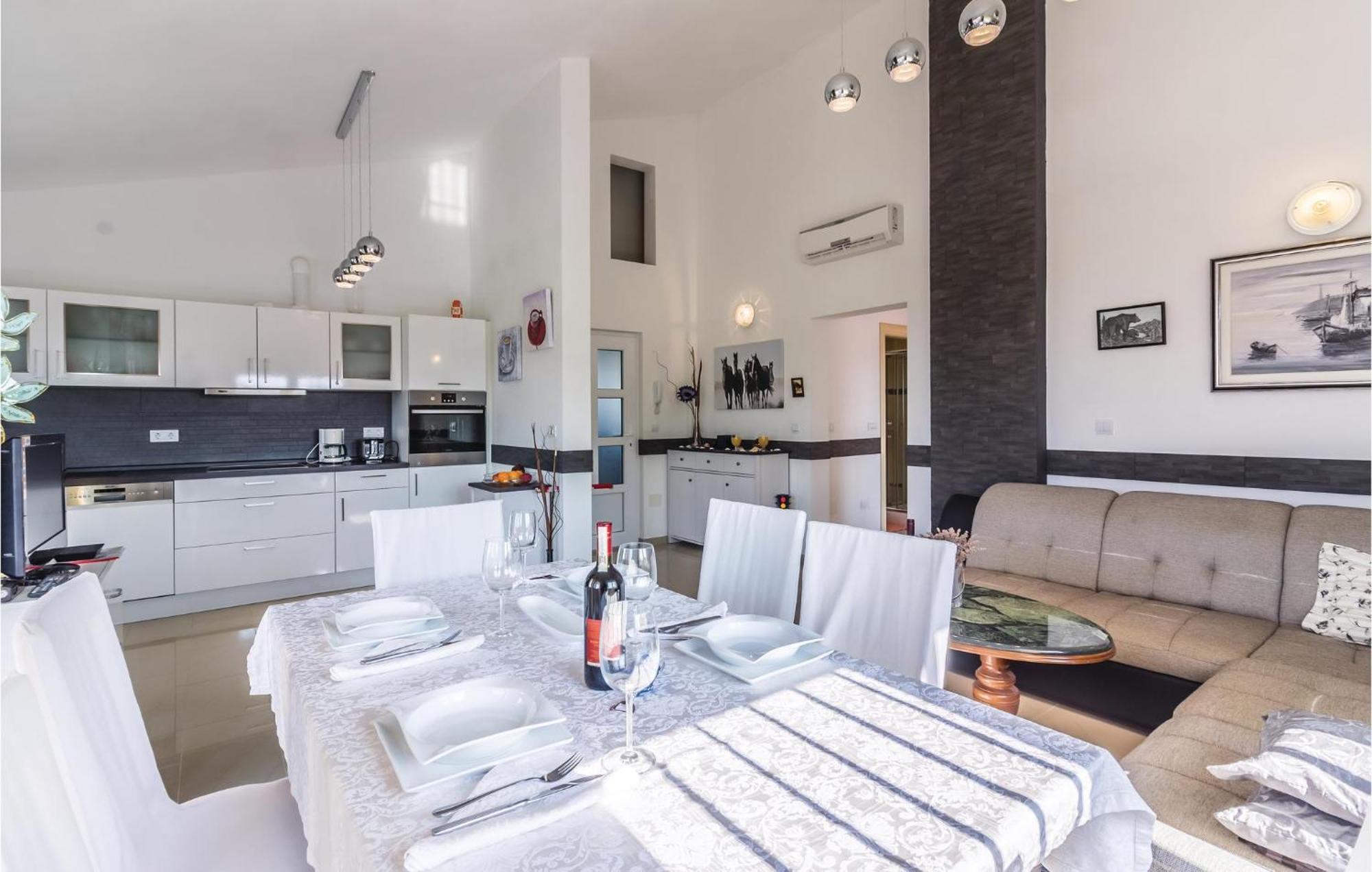 Stunning Apartment In Fazana With House Sea View מראה חיצוני תמונה