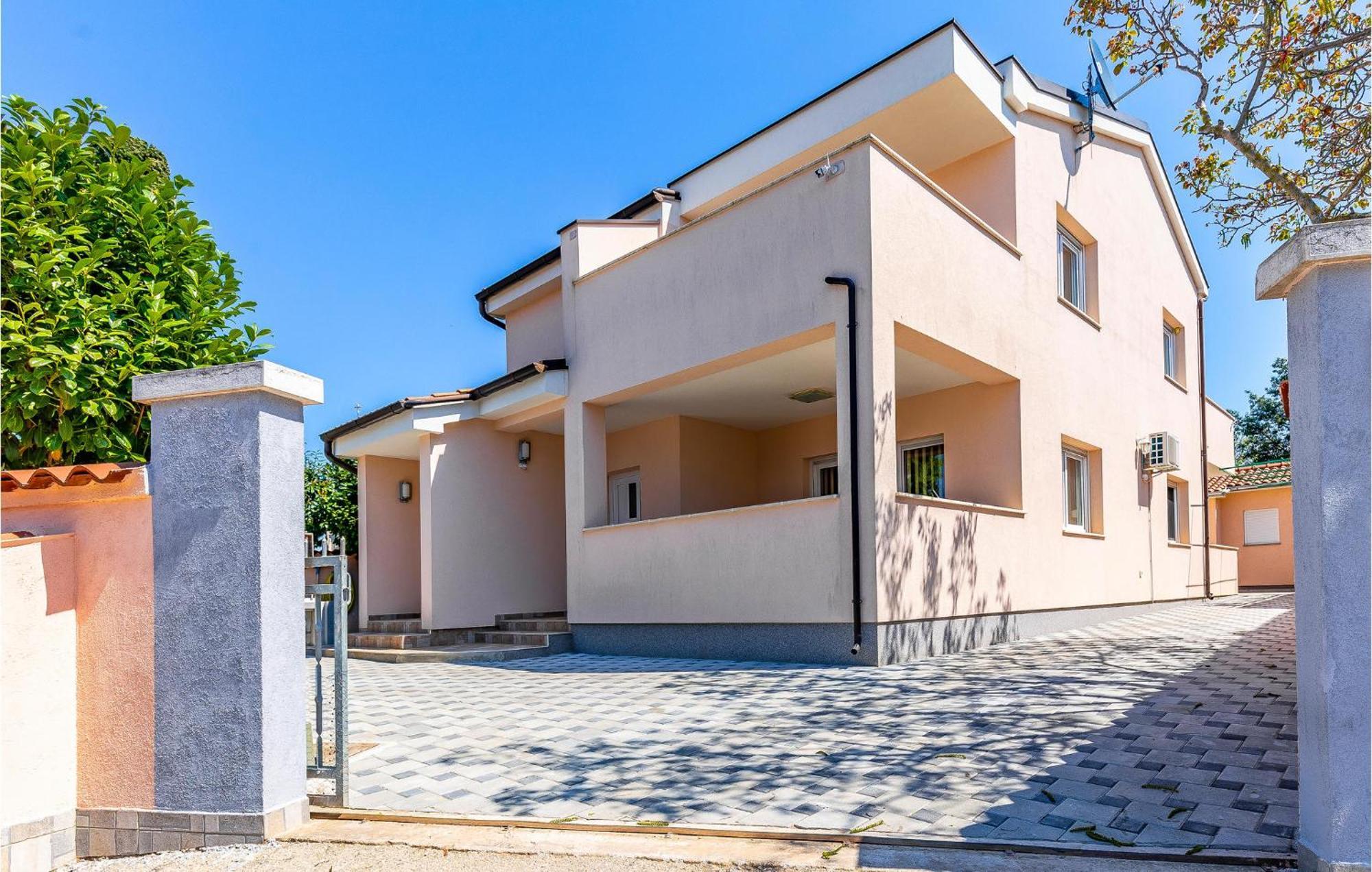Stunning Apartment In Fazana With House Sea View מראה חיצוני תמונה